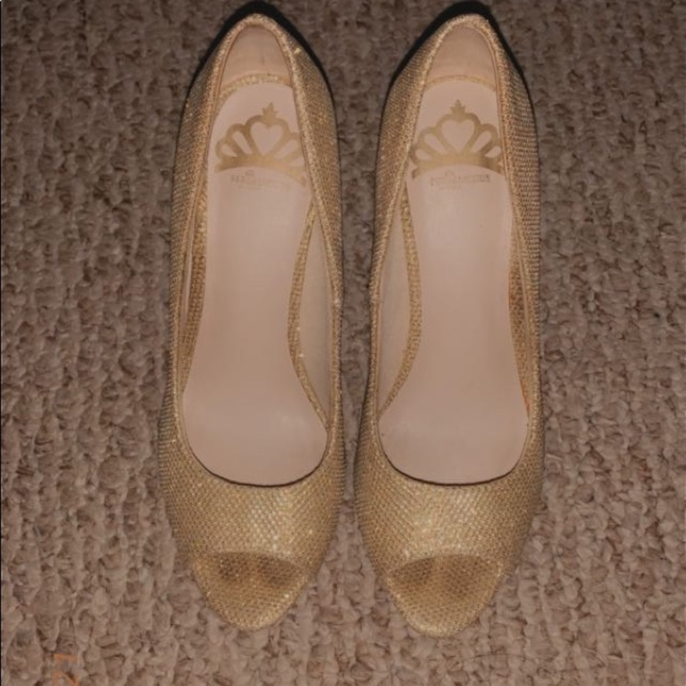 Golden pumps - Picture 3 of 4